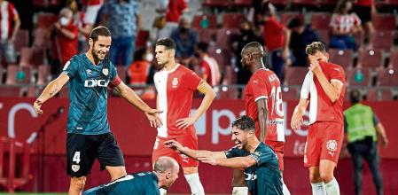 GIRONA, 20/06/2021.- Los jugadores del Rayo Vallecano celebran el ascenso a Primera División tras el partido de vuelta de la final de la LaLiga SmartBank que Girona y Rayo disputaron este domingo en el Estadio Municipal de Montilivi, en Girona. EFE/David Borrat.