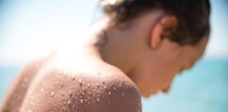 El protector solar debe aplicarse durante todo el año,
siempre que vayamos a pasar tiempo al aire libre,
independientemente de la actividad y el lugar