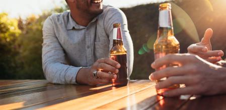 Jóvenes beben cerveza etiquetada como 'sin gluten' en una terraza.