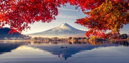 Panorámica matinal del monte Fuji en otoño desde el lago Kawaguchi