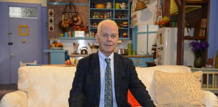 El actor James Michael Tyler en el set del piso de Mónica en Londres