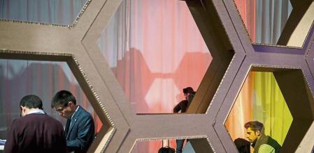 Varios visitantes charlan en el pabellon del 4YFN del Mobile World Congres. foto David Airob