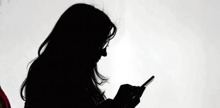 27 - 02 - 2018 / Hospitalet de Llobregat - Fira Gran via / Mobile World Congres MWC 2018 - GSMA / Ambiente Mobile / Foto: Llibert Teixido - 5G gente usando movil - siluetas -