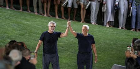 Armani saludó al final del desfile cogido de la mano de su mano derecha y posible sucesor