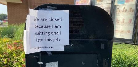 La renuncia de un trabajador de McDonald’s en un cartel: “Odio este trabajo”