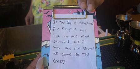 El truco de un camarero para deshacerse de un cliente que estaba acosando a unas chicas