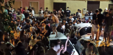 Jóvenes saltan sobre coches en El Perelló en la Noche de San Juan