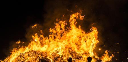 La gente celebra la víspera de San Juan (Sant Joan) alrededor de una hoguera en una playa de Estartit, Costa Brava, Catalunya.