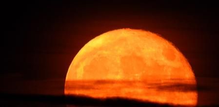Superluna de fresa vista desde Miami Platja.