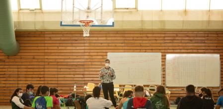 Una profesora de INEFC Lleida explicando al alumnado técnicas de juego.