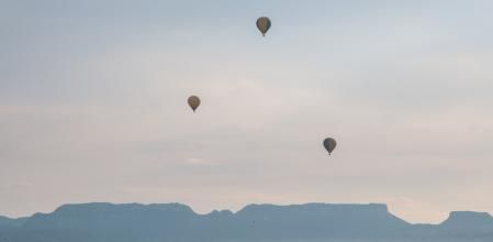 Globos sobrevolando Vic con Les Guilleries al fondo.