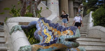 FOTO: MANÉ ESPINOSA. LOS VISITANTES DEL PARC GUELL SON AHORA MAYORITARIAMENTE UN PÚBLICO LOCAL DEBIDO A LA FALTA DE TURSITAS PROVOCADO POR LA PANDEMIA DEL COVID-19. IMAGEN DEL DRAGÓN DE LAS AESCALERAS DE ACCESO AL PARQUE