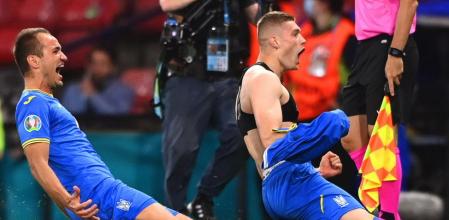 Artem Dovbyk, sin camiseta, celebra el histórico gol en el 120