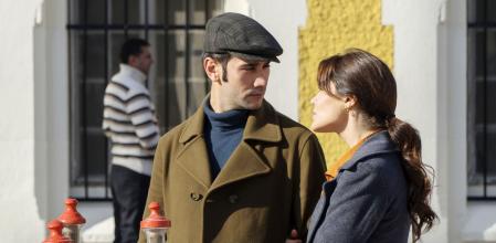 Una imagen de 'Tierra amarga' con la pareja que debe escapar con nuevas identidades.