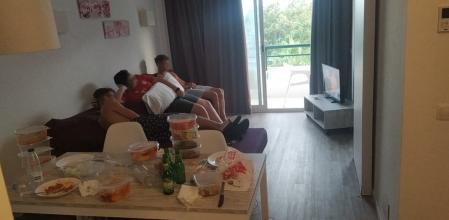 Los jóvenes de Pineda confinados en unos apartamentos de Mallorca