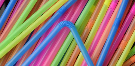 Pajitas de plástico de colores