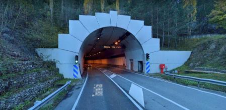 Ramiro, instructor de autoescuela advierte: “Confiar en el sensor automático de luces puede ser peligroso al entrar en túneles”