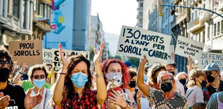 FOTO ALEX GARCIA VECINOS DE CIUTAT VELLA PROTESTAN CONTRA EL RUIDO, LOS BOTELLONES, EL INCIVISMO Y LA MASIFICACION TURISTICA. BARCELONETA 2021/06/30