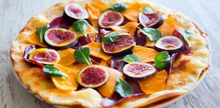 Pizza con calabaza, higos y canónigos