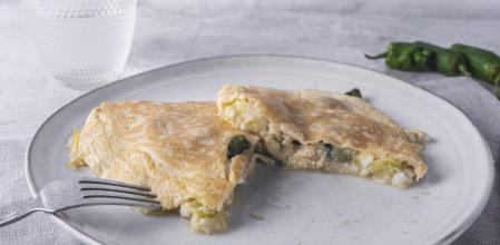 Tortilla de calabacín con queso de cabra y pimientos de Padrón