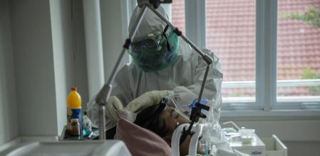 Un joven paciente de covid en una uci