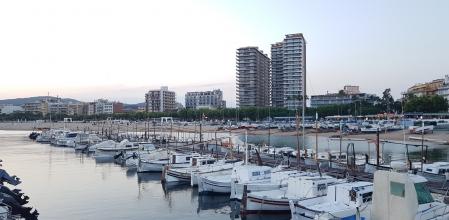Paisaje de los barcos atracados en la playa de Palamós.