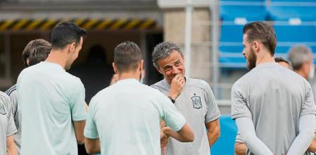 Soccer Football - Euro 2020 - Spain Training - Petrovsky Stadium, Saint Petersburg, Russia - July 1, 2021 Spain coach Luis Enrique during training REUTERS/Maxim Shemetov