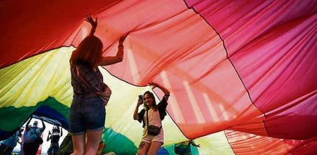 Dos chicas participan en una manifestación convocada por el Día Internacional del Orgullo LGTBI, a 28 de junio de 2021, en Valencia, Comunidad Valenciana, (España). La manifestación, que coincide con otras convocadas en otros puntos de la geografía española, tiene como lema ‘Els drets trans són drets humans’ (Los derechos trans son derechos humanos) y son exclusivamente personas trans activistas las que lo lleven. 28 JUNIO 2021 Jorge Gil / Europa Press 28/06/2021