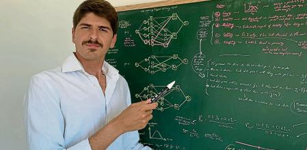 Javier Viaña Pérez, estudiante de doctorado (Ph.D.) en Inteligencia Artificial Difusa aplicada a la Ingeniería Aeroespacial en la Universidad de Cincinnati. Debido a su esfuerzo, ha recibido varias becas de excelencia, menciones honoríficas y premios como el Mejor Artículo de Investigación Nacional de 2016. Sus temas principales de investigación e interés son: Explainable Artificial Intelligence (XAI), Genetic Fuzzy Systems (GFS), Evolutionary Algorithms, Guidance, Navigation and Control (GNC)