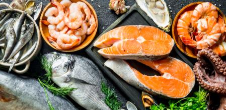 Variedad de pescados crudos sobre una mesa