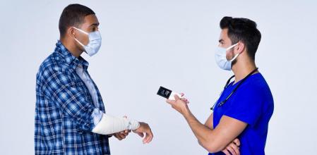 Un pequeño traductor dotado de inteligencia artificial permite comunicarse en hasta 70 idiomas