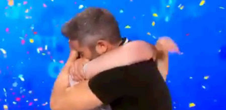 Roberto Leal y Pablo Díaz se abrazan en 'Pasapalabra'.