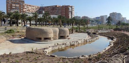 Imagen del búnker rehabilitado, frente al que se recrea la línea de costa de la época, que hoy está muy aejada por los terrenos que el puerto ganó al mar.