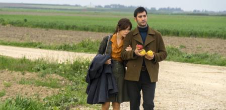 Dos enamorados que deben crearse una nueva identidad para sobrevivir.