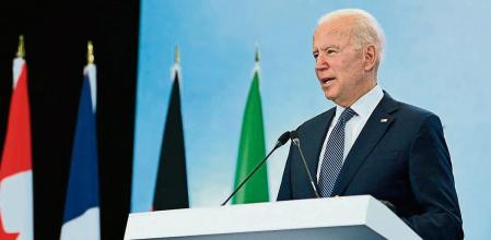 El presidente de EEUU, Joe Biden, reacciona durante una conferencia de prensa al final de la cumbre del G7 en el Cornwall Airport Newquay
