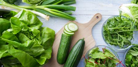 Pepino sobre tabla de madera