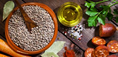 Lentejas crudas en un recipiente