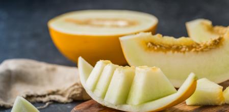 Melón cortado sobre tabla de madera