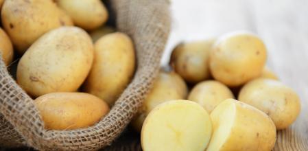 Patatas sobre mesa de madera