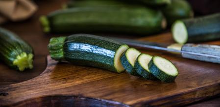 Calabacín cortado sobre tabla de madera