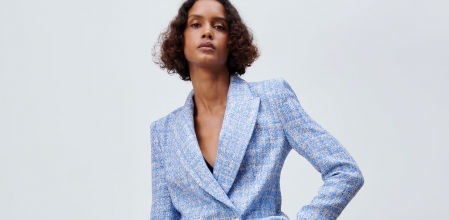 Una modelo posa con prendas rebajadas de Zara