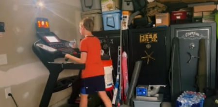 Una madre confiesa que sólo deja ver la tele a sus hijos si hacen ejercicio en una cinta de correr