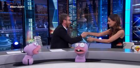 Pablo Motos acepta el reto de que María Hervás le tatúe en directo en 'El hormiguero'