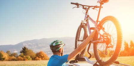 Muchas personas optan por llevarse su bicicleta de vacaciones y disfrutar así del aire libre