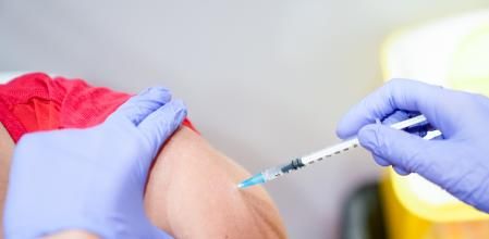 Una persona recibe la primera dosis de la vacuna de Pfizer-BioNTech contra el Covid-19, a 9 de junio de 2021, en el Hospital Severo Ochoa de Leganés, Leganés, Madrid, (España)