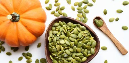 Recipiente con pipas de calabaza