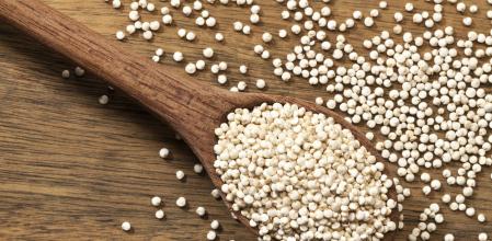 Cuchara de madera con quinoa