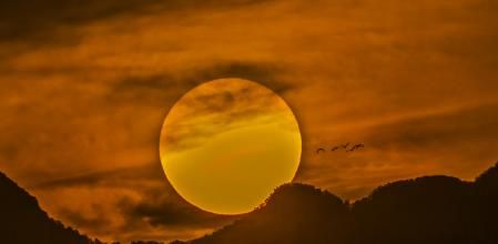 El sol como protagonista en el amanecer en El Coll del Bac, en Girona.