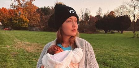 Gigi con su hija, Khai