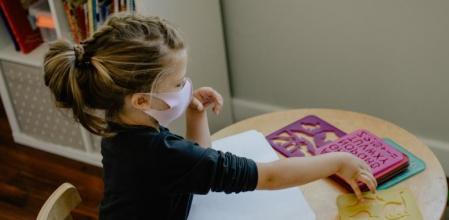 Según los estudios, la tasa de contagio es seis veces más baja en los niños que la de la población en general